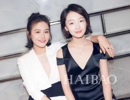 CCTV - Zhou Dongyu (R) and Ma Sichun pose for photos after winning