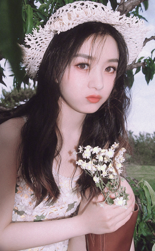 Zhou Dongyu's long hair fluttered and appeared in the activity