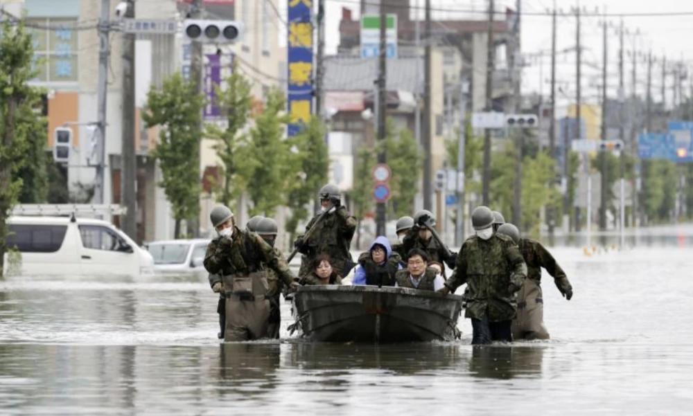 日本洪水救灾队伍增至8万人各地暴雨风险增高140万人避难 天天要闻