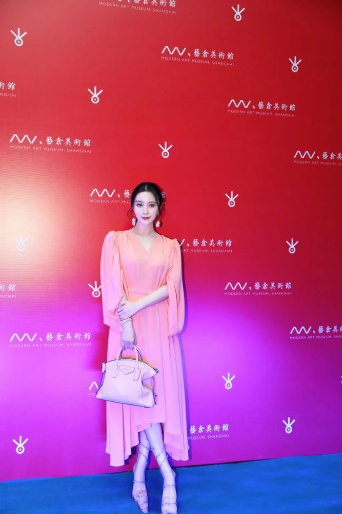 Fan Bingbing insists on coming back!Boss and celebrities have more aura,  low-key shots and nude makeup are even more stunning - iMedia